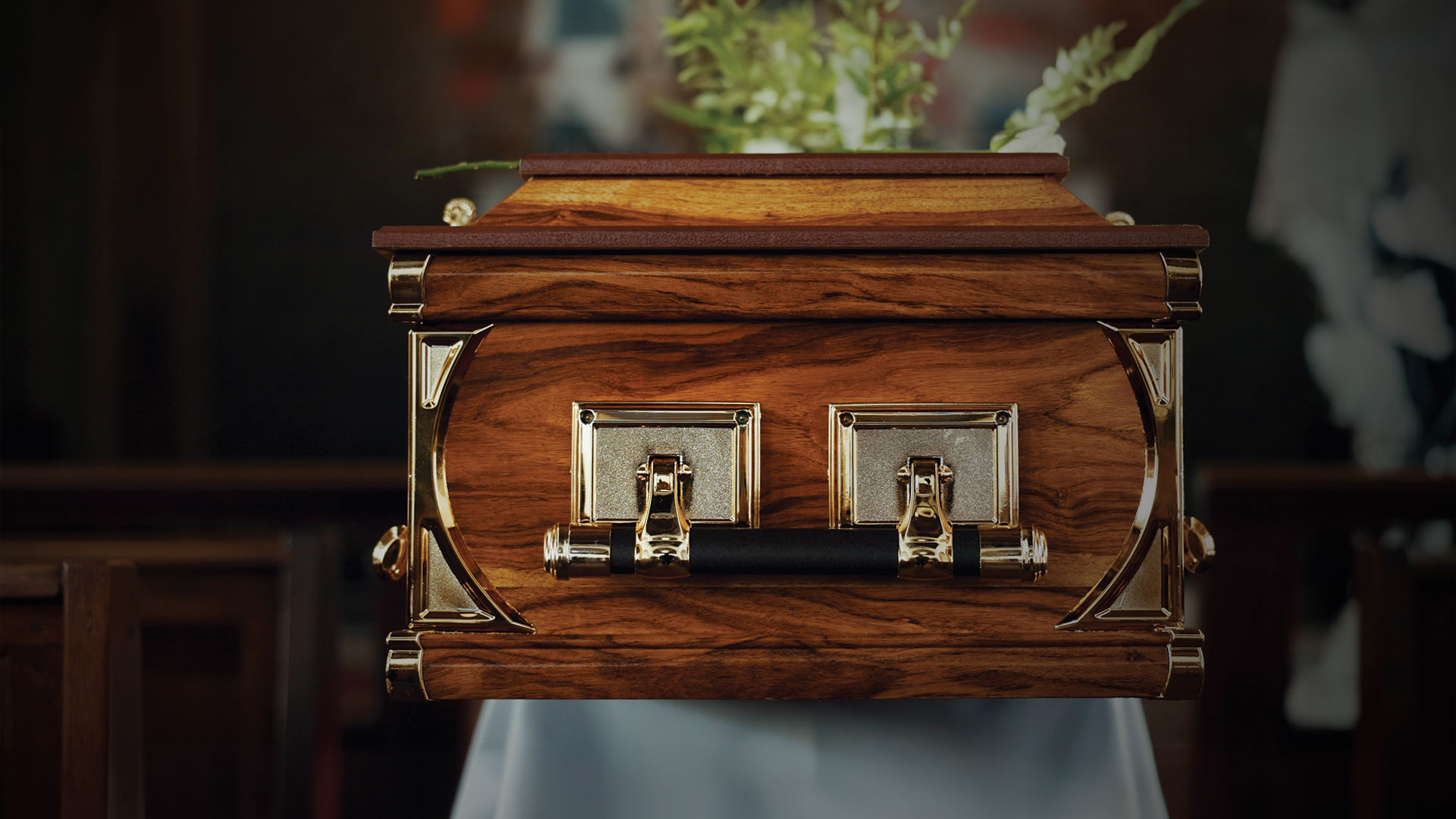 Sicriu din lemn elegant, pregătit pentru ceremonie